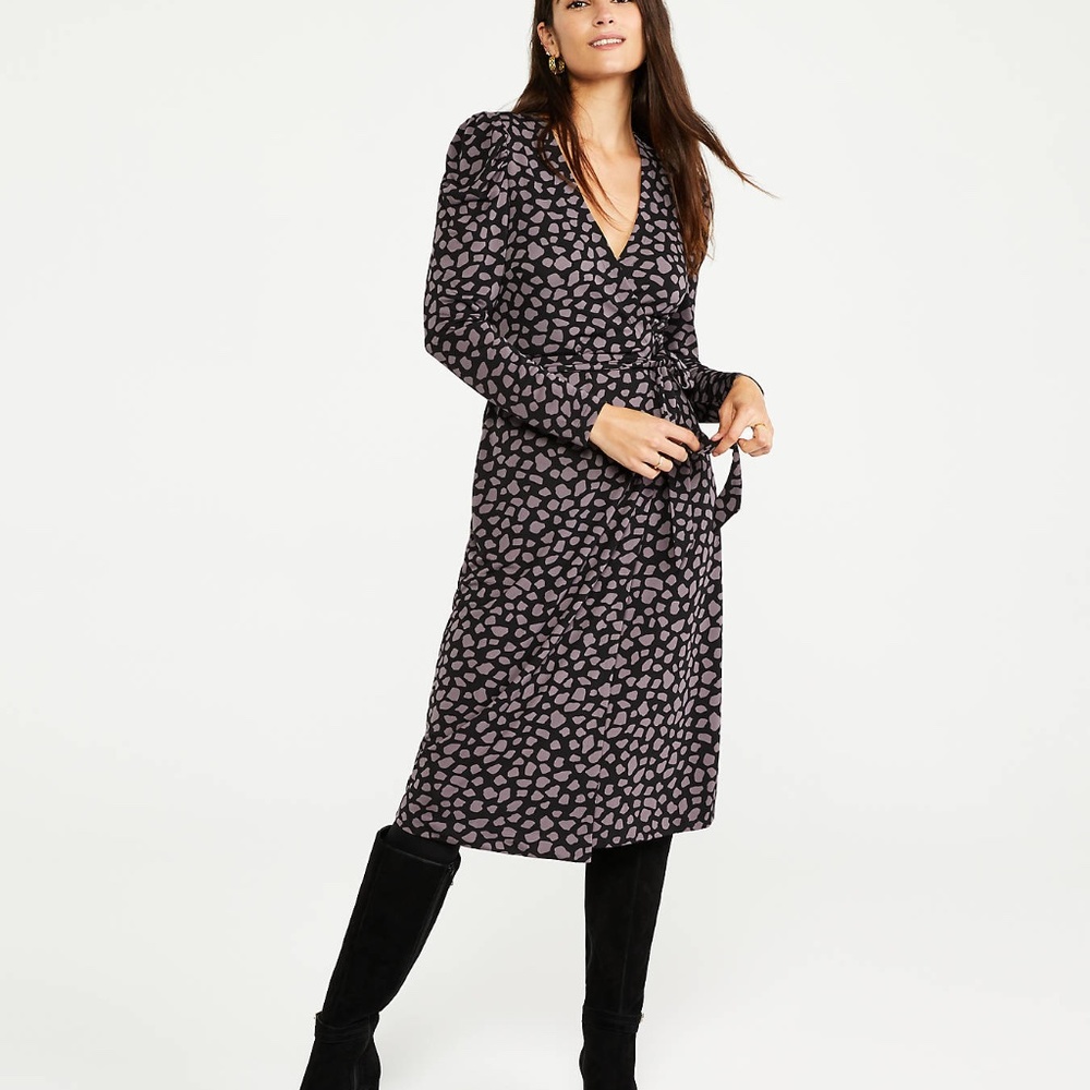 EUC Ann Taylor Giraffe Print Jersey Wrap Dress -- Size 10 -- Black